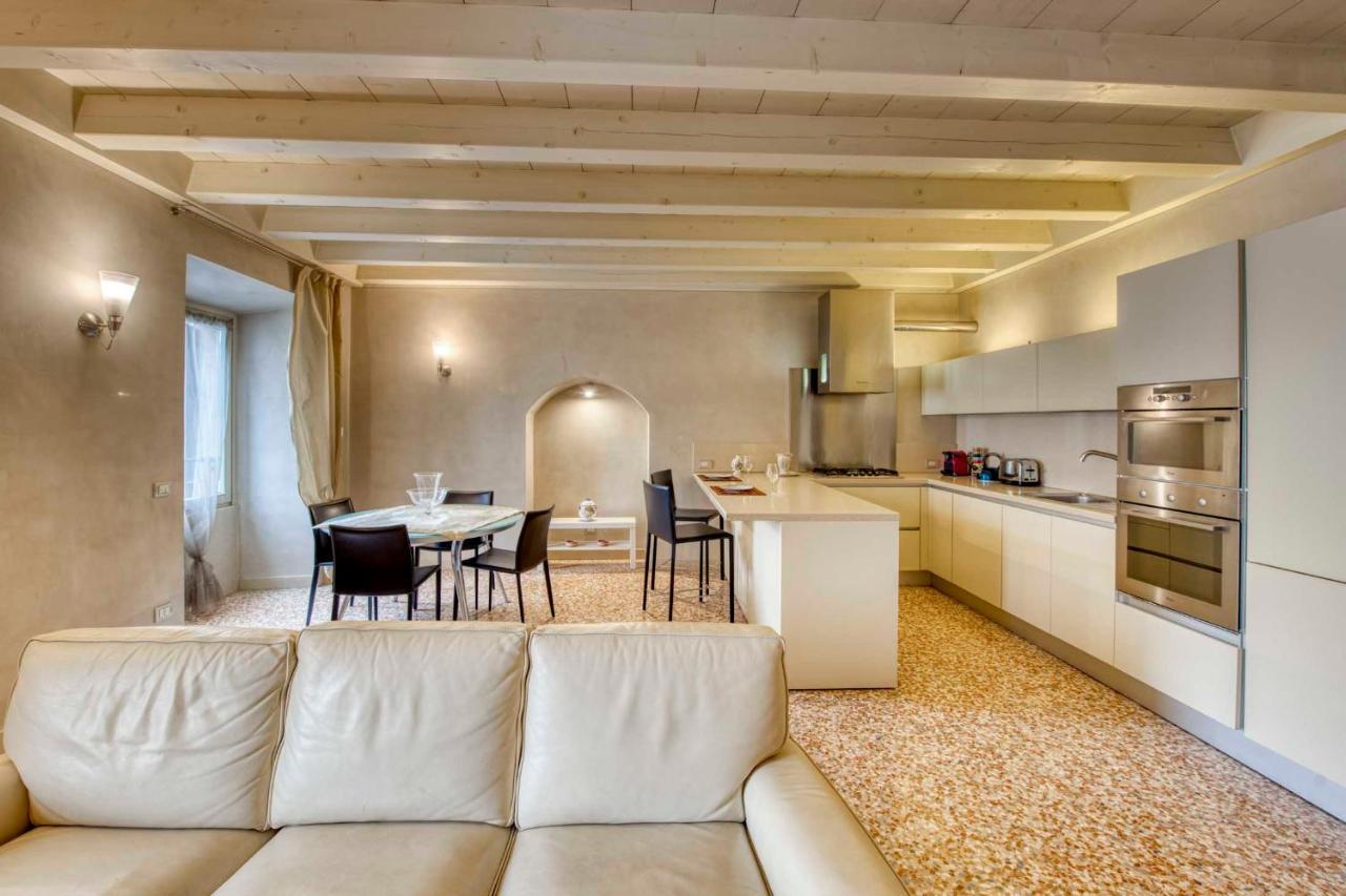 Apartmentsarena - Suite Mercatorum - Piazza Erbe Verona Buitenkant foto