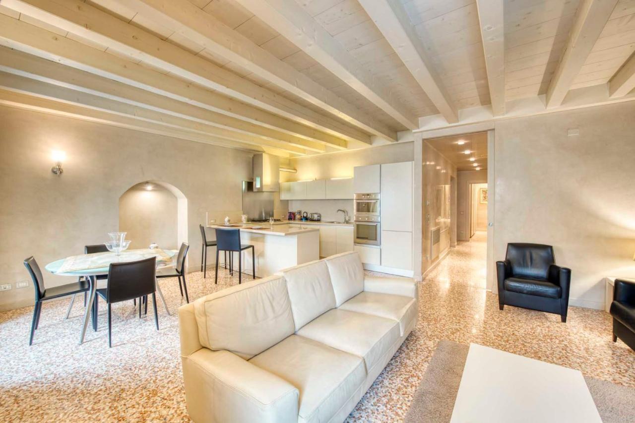 Apartmentsarena - Suite Mercatorum - Piazza Erbe Verona Buitenkant foto