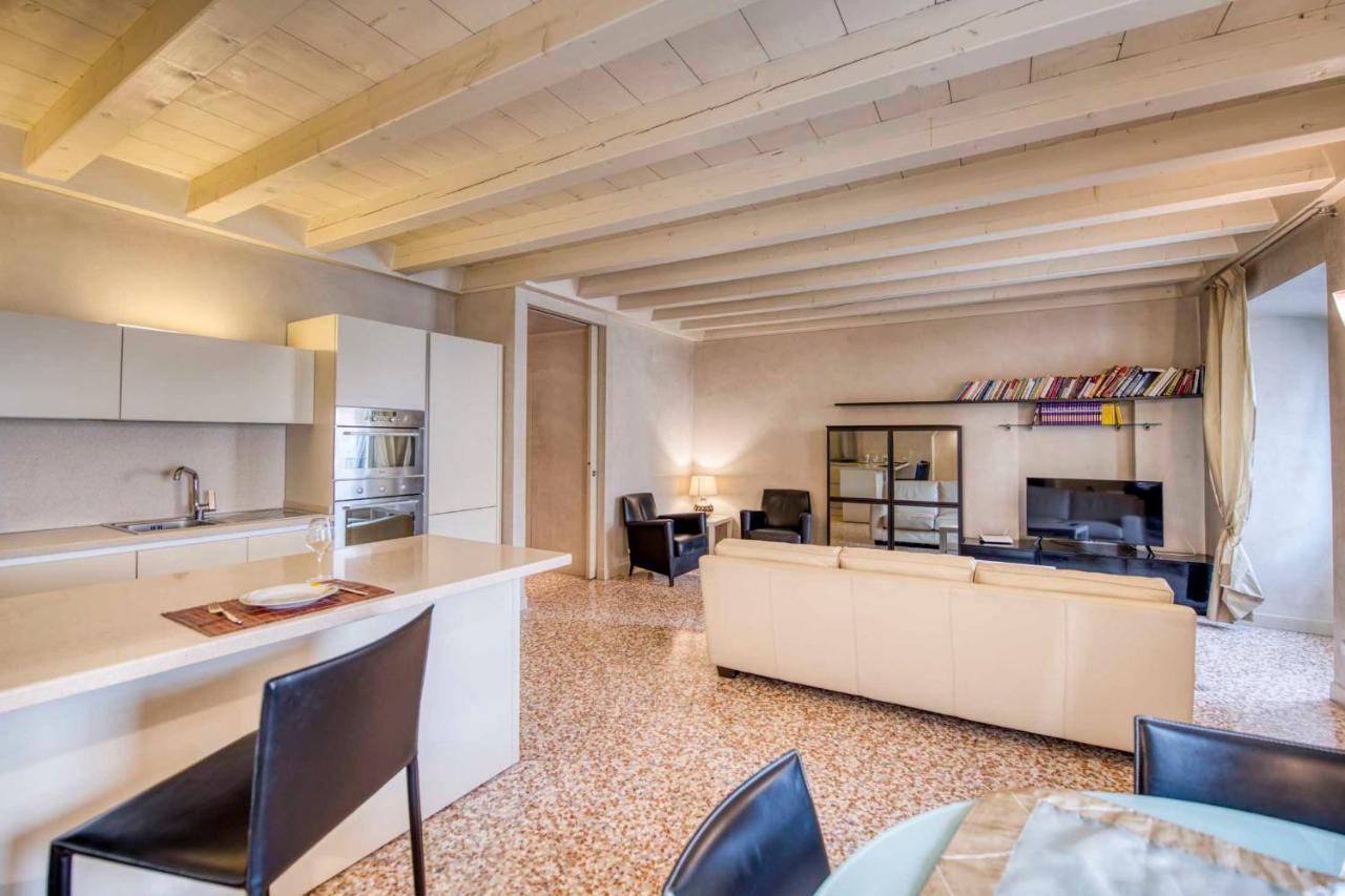 Apartmentsarena - Suite Mercatorum - Piazza Erbe Verona Buitenkant foto