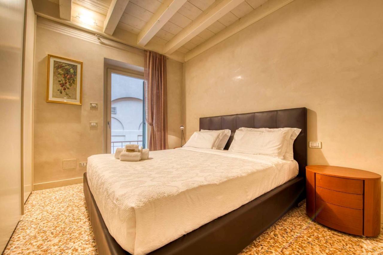 Apartmentsarena - Suite Mercatorum - Piazza Erbe Verona Buitenkant foto