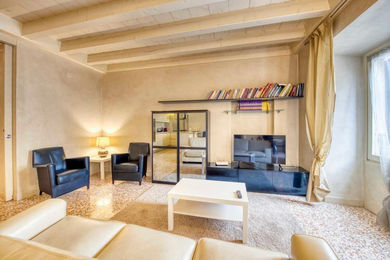 Apartmentsarena - Suite Mercatorum - Piazza Erbe Verona Buitenkant foto