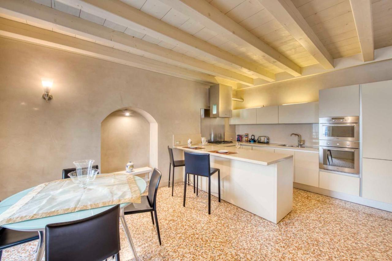 Apartmentsarena - Suite Mercatorum - Piazza Erbe Verona Buitenkant foto