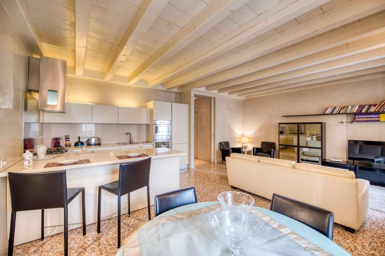 Apartmentsarena - Suite Mercatorum - Piazza Erbe Verona Buitenkant foto