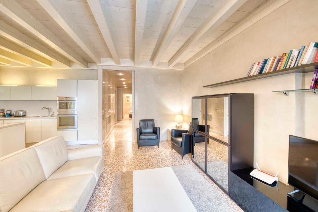 Apartmentsarena - Suite Mercatorum - Piazza Erbe Verona Buitenkant foto